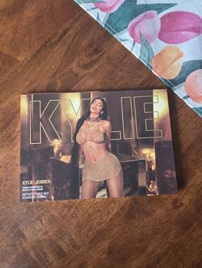 Kylie Jenner Bronze Shimmer Eyeshadow Palette